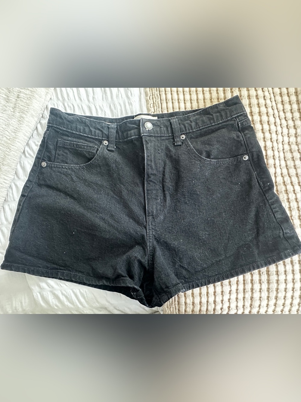 Universal Thread Women’s Shorts 10 regular 90s Cutoff Black shorts 3” inseam